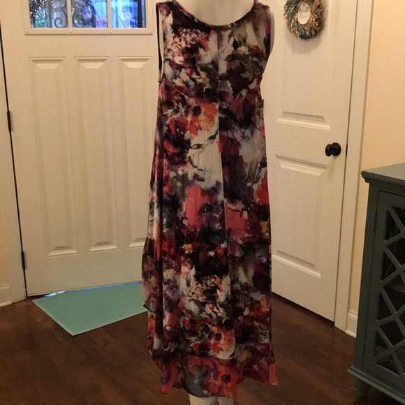 SIMPLY VERA WANG XS. MULTI COLORS. Has hankerchief hemline.DANCES N THE WIND❤️ - Picture 7 of 8